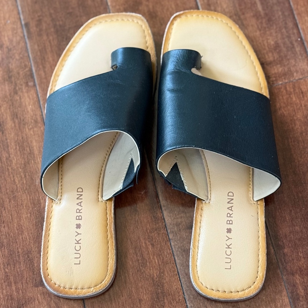 Lucky Brand Black Leather Toe Loop Slip-on Sandals, size 8 (left) / 8.5 (right)